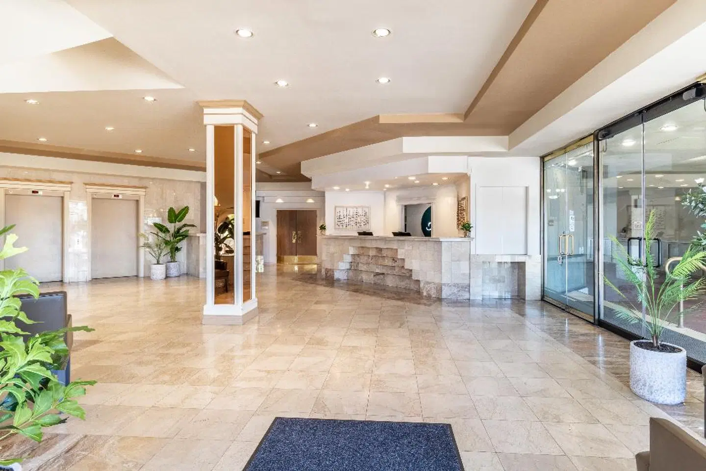 Atrium Hotel Vancouver LOUNGE_LOBBY