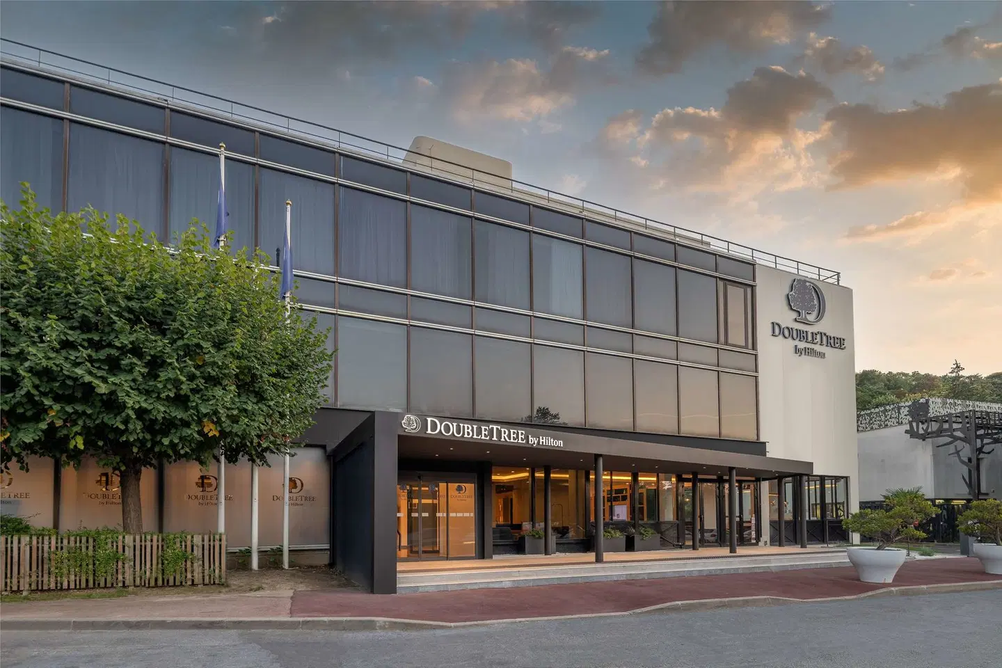 DoubleTree by Hilton Paris Bougival EXTERIOR