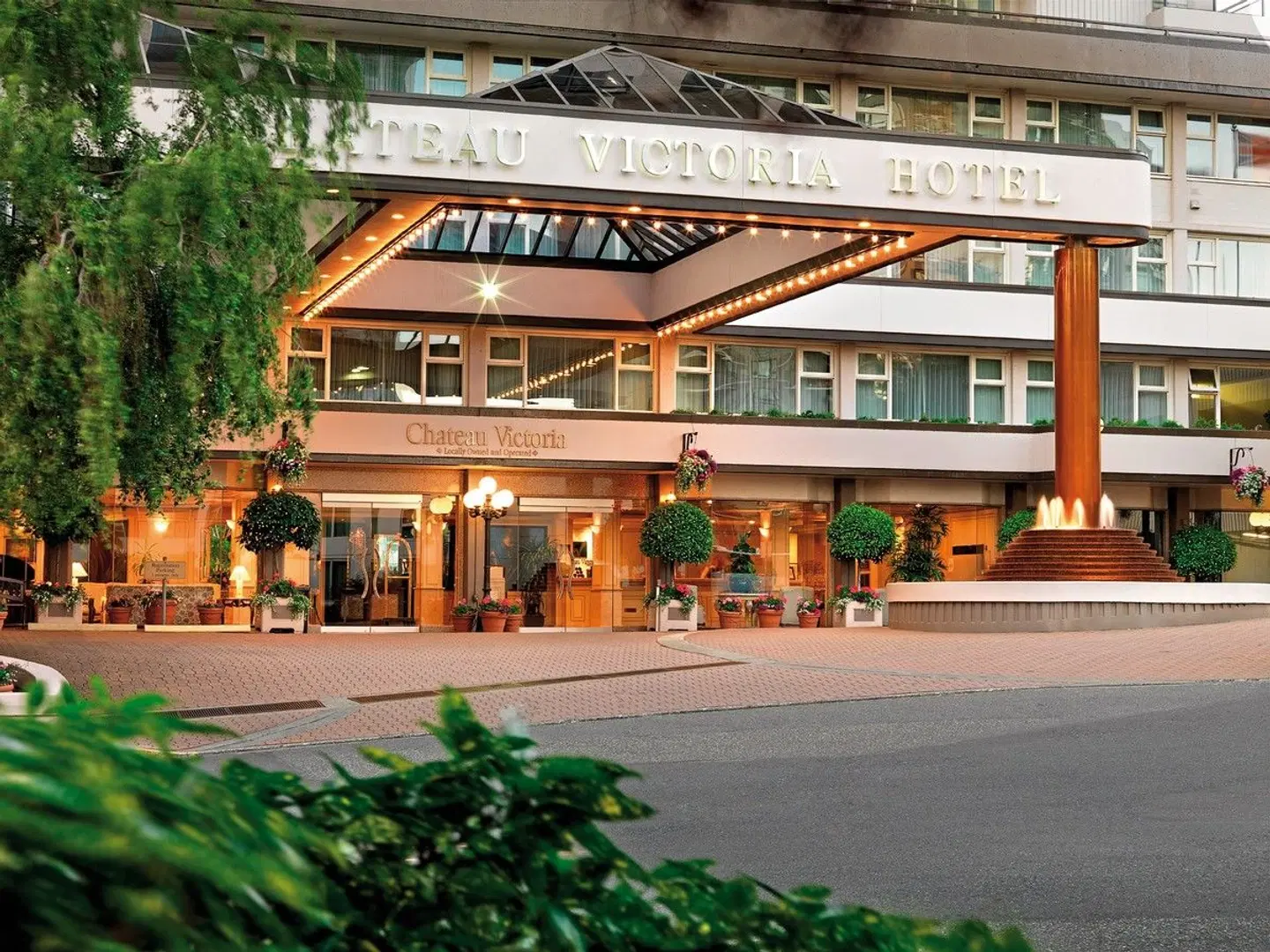 Chateau Victoria Hotel & Suites EXTERIOR