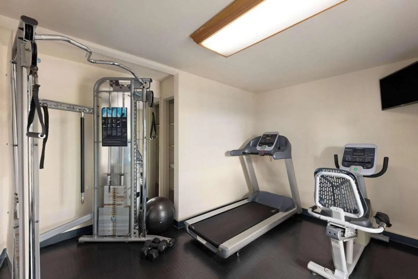 Days Inn by Wyndham Maui Oceanfront SPORTS_AND_LEISURE