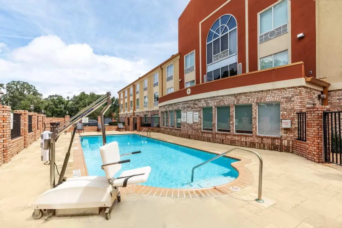 Holiday Inn Express & Suites Lafayette-South by IHG OUTDOOR_POOL