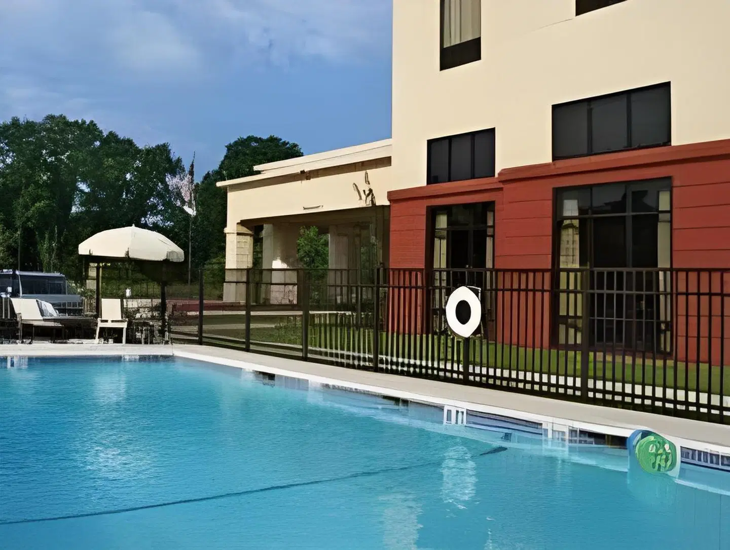 Hampton Inn & Suites Alexandria OUTDOOR_POOL
