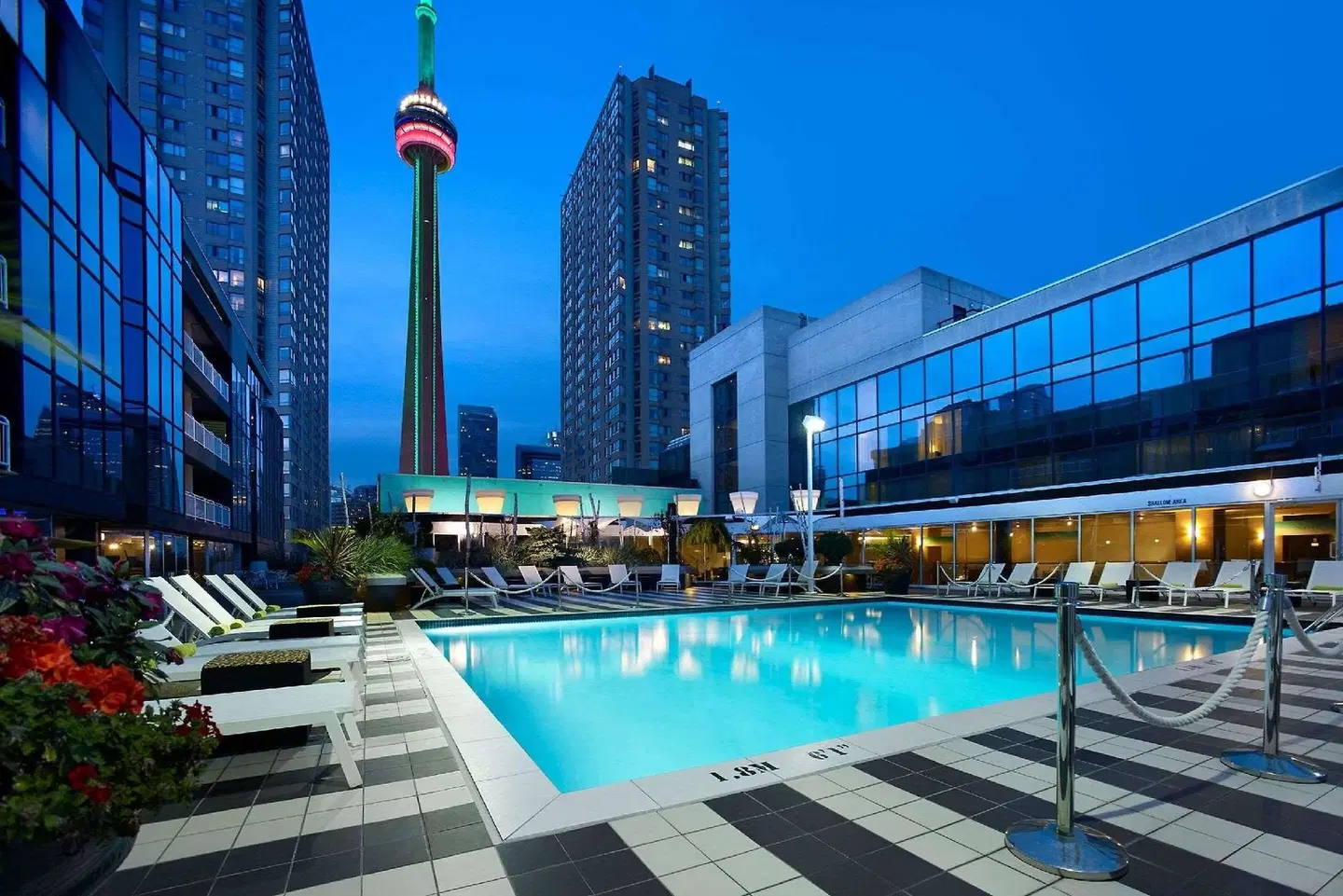 Radisson Blu Toronto Downtown OUTDOOR_POOL