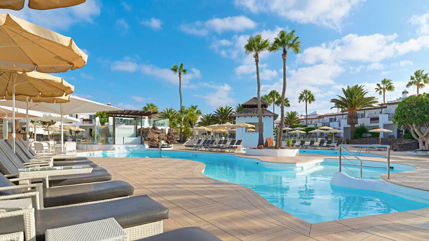 H10 White Suites Boutique OUTDOOR_POOL