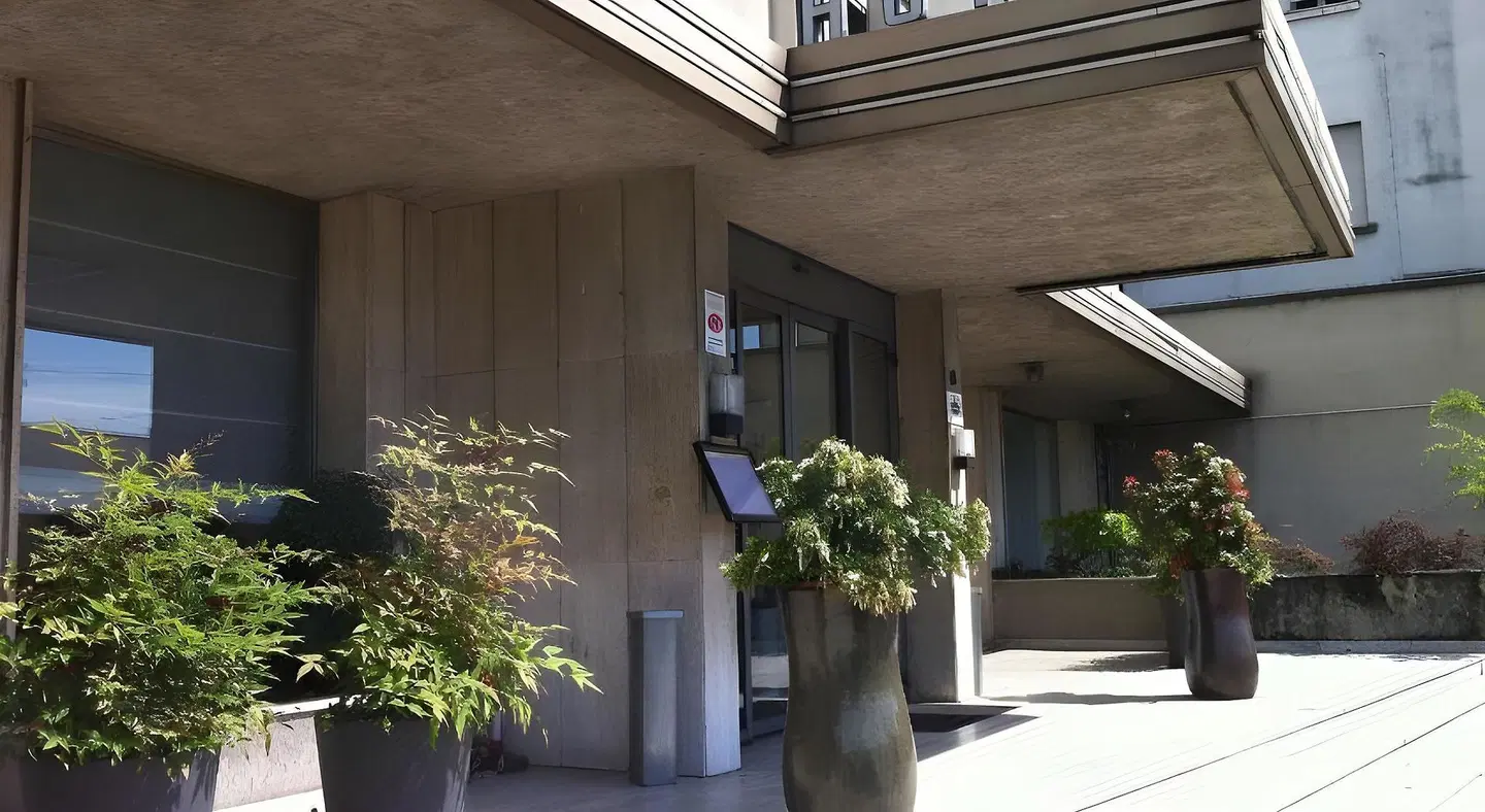 Al Cason EXTERIOR