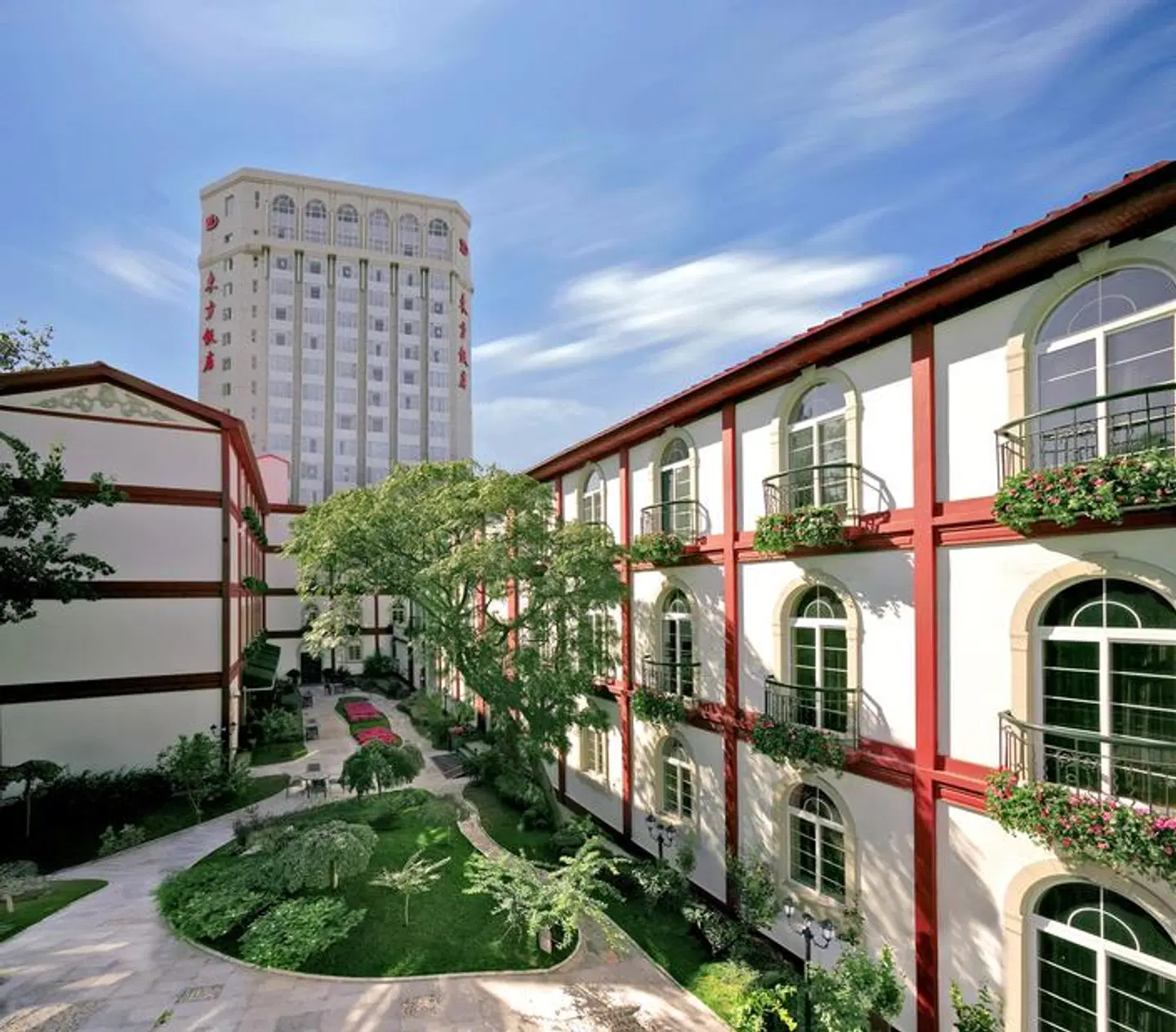 Dong Fang Hotel EXTERIOR