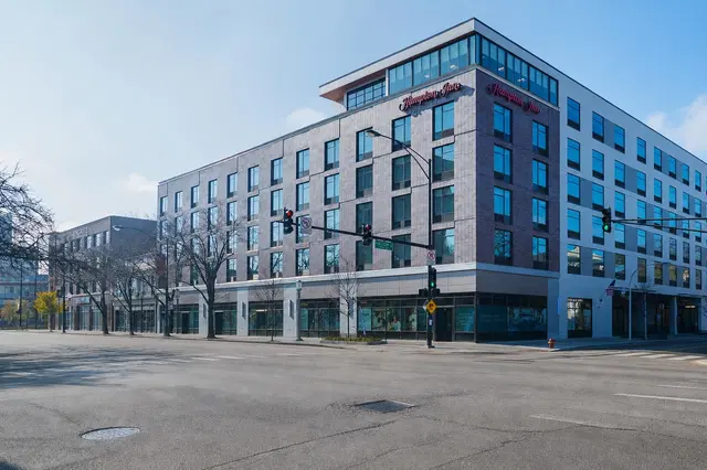 Hampton Inn Chicago North-Loyola Station EXTERIOR