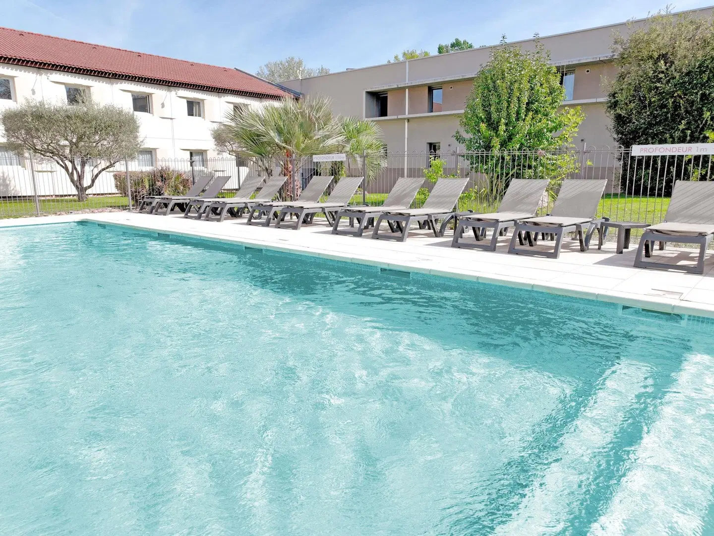 ibis Aix-en-Provence OUTDOOR_POOL