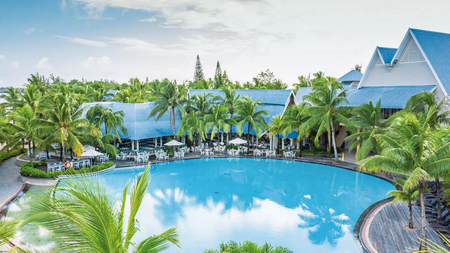 Victoria Beachcomber Resort & Spa OUTDOOR_POOL