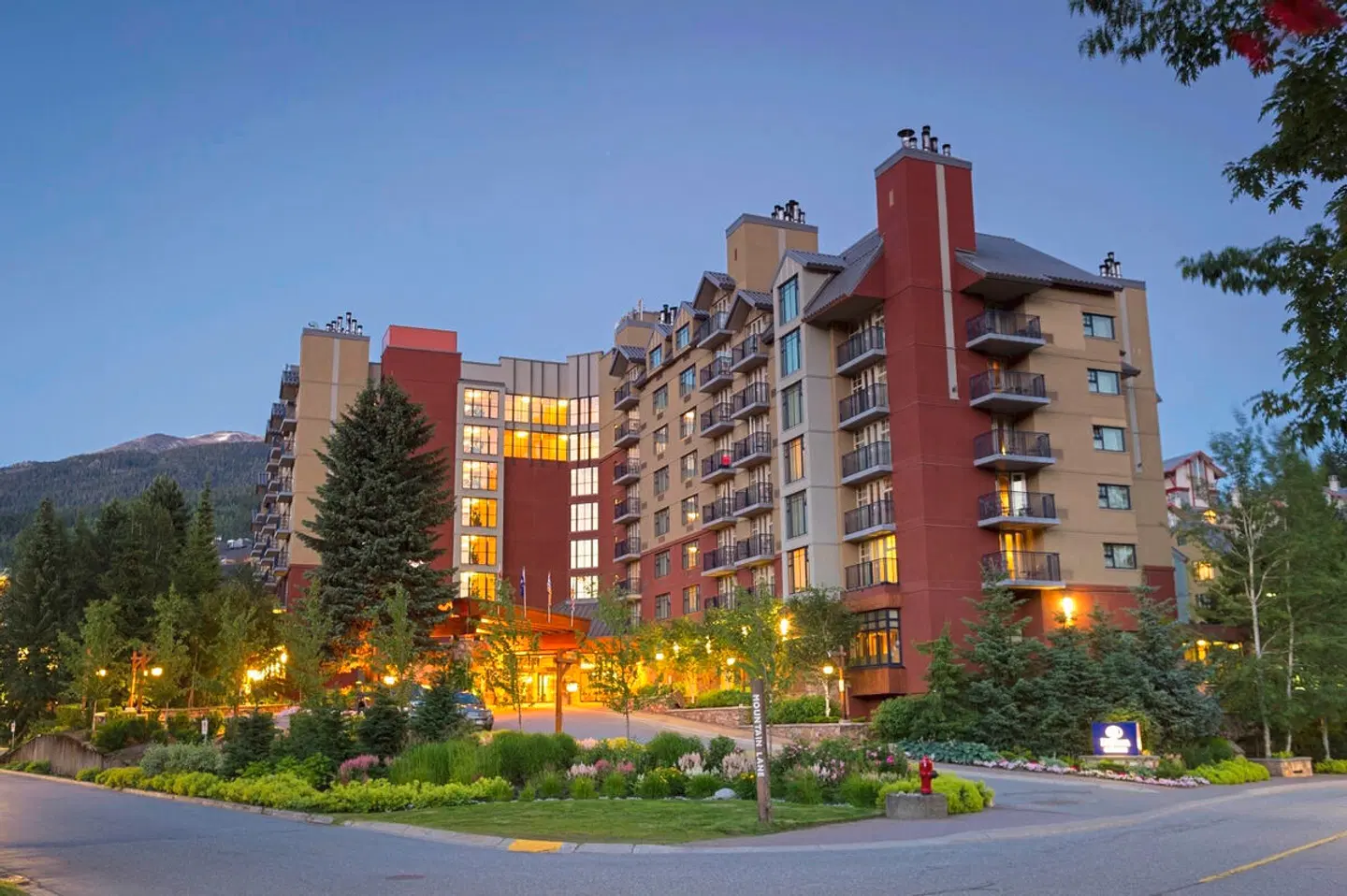 Hilton Whistler Resort & Spa EXTERIOR