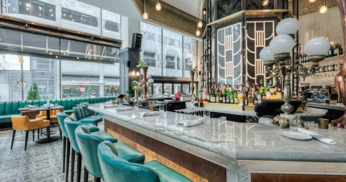 Holiday Inn Express Toronto Downtown by IHG Bar