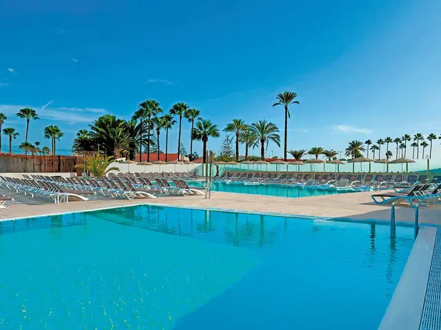 HL Miraflor Suites OUTDOOR_POOL