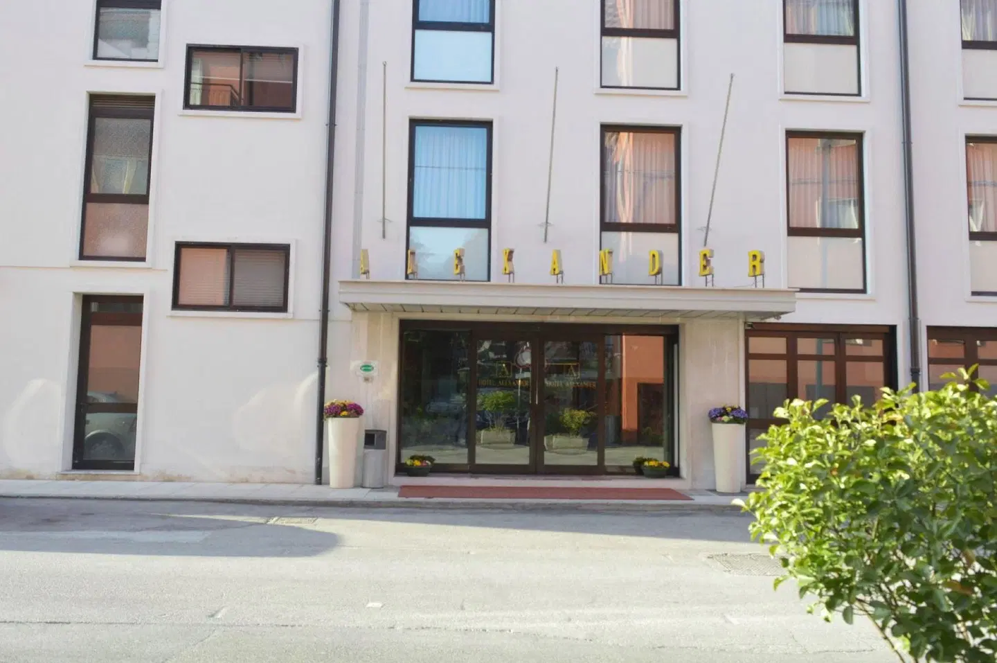 Alexander EXTERIOR