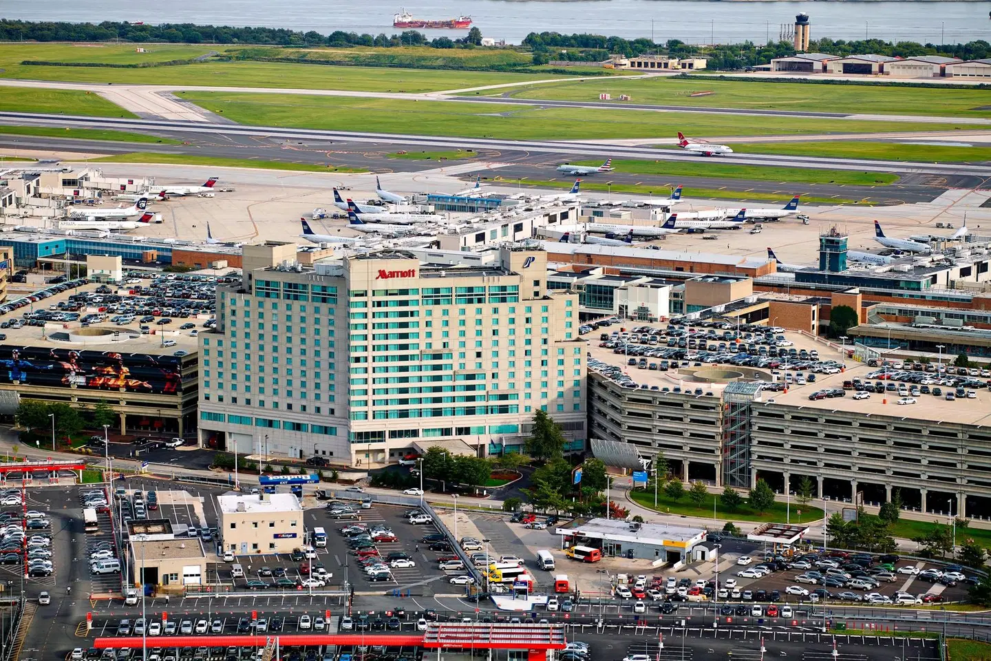 Philadelphia Airport Marriott EXTERIOR
