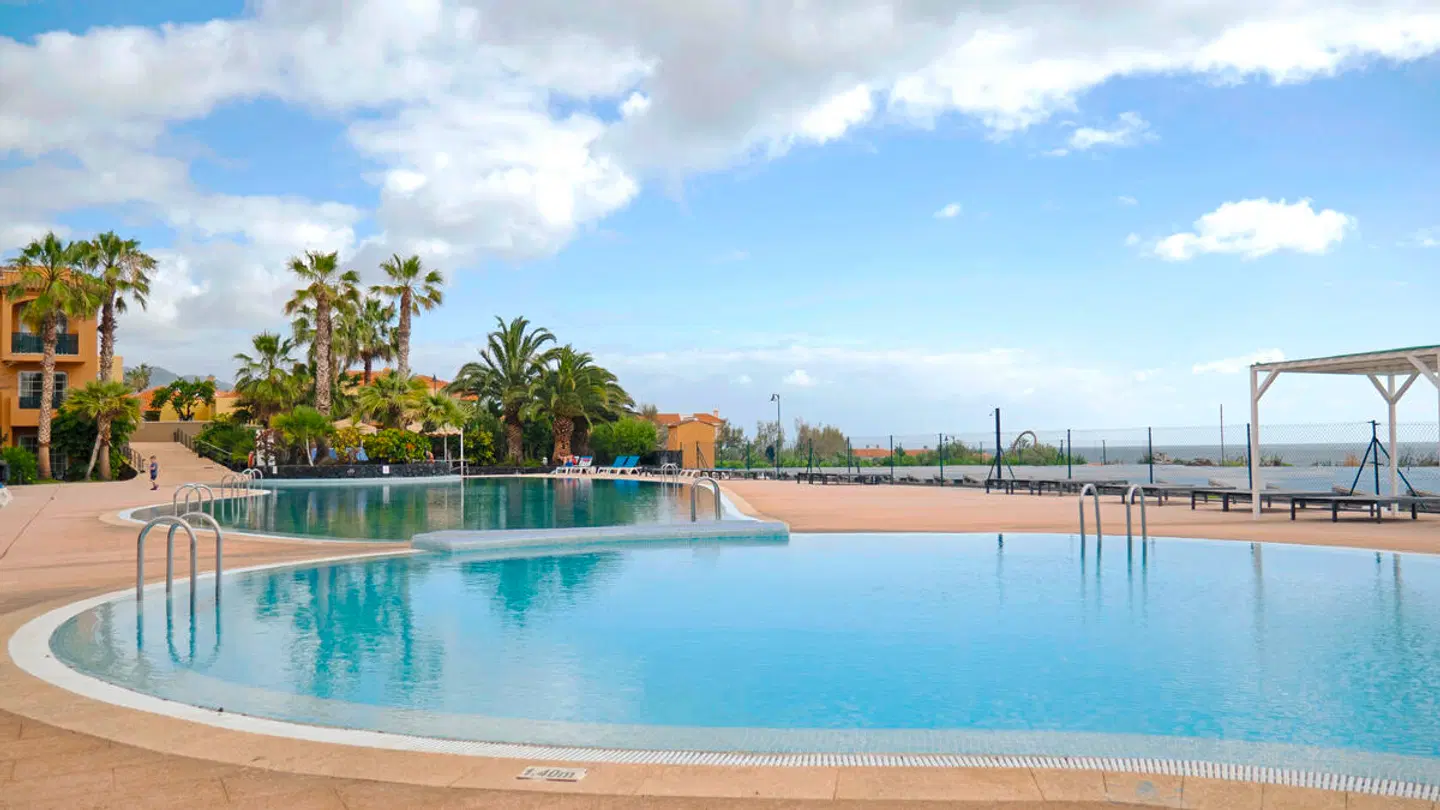Las Olas OUTDOOR_POOL