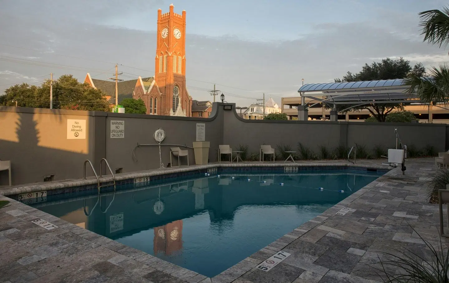 Holiday Inn Alexandria - Downtown by IHG OUTDOOR_POOL