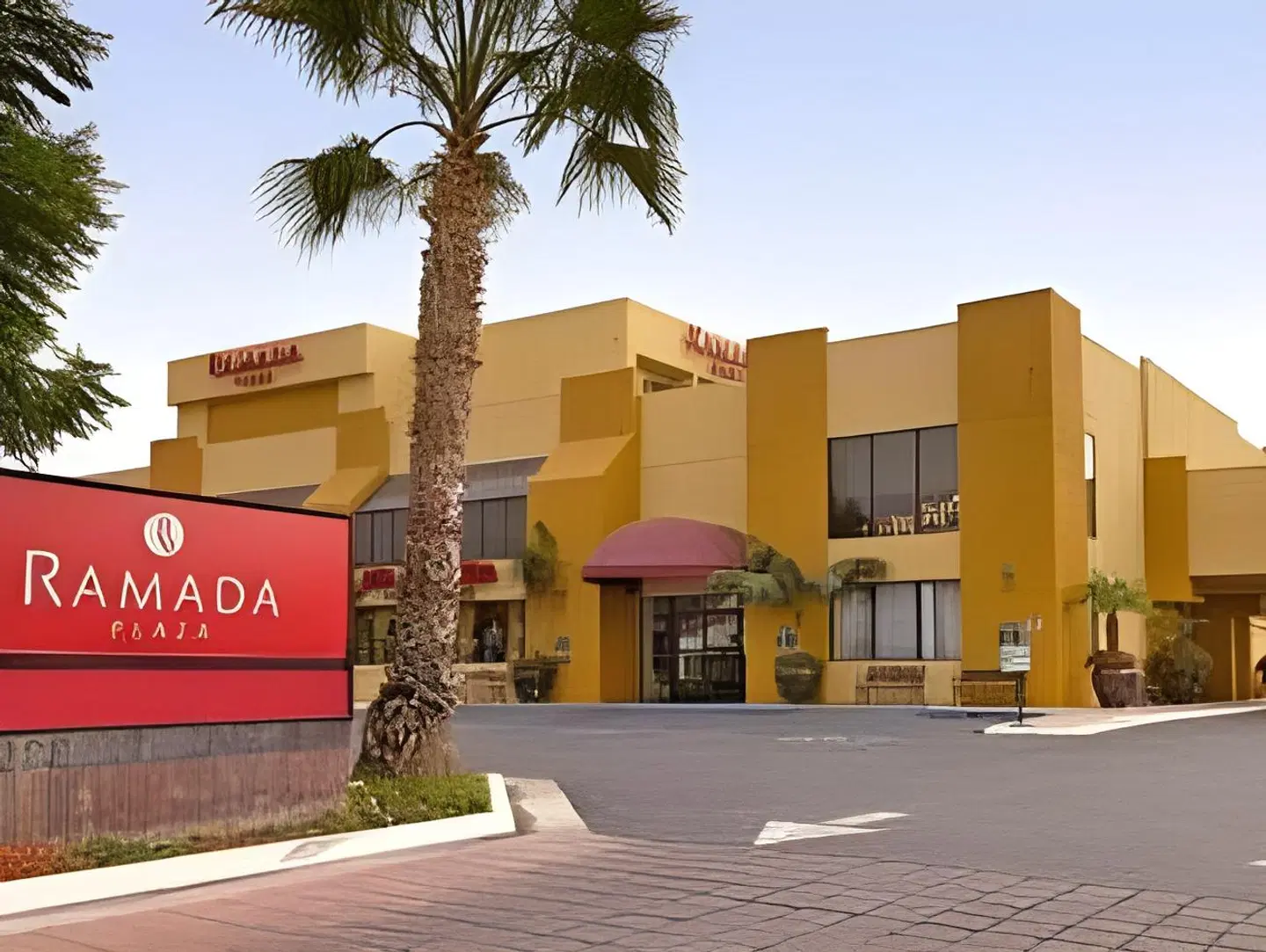 Wyndham Anaheim EXTERIOR