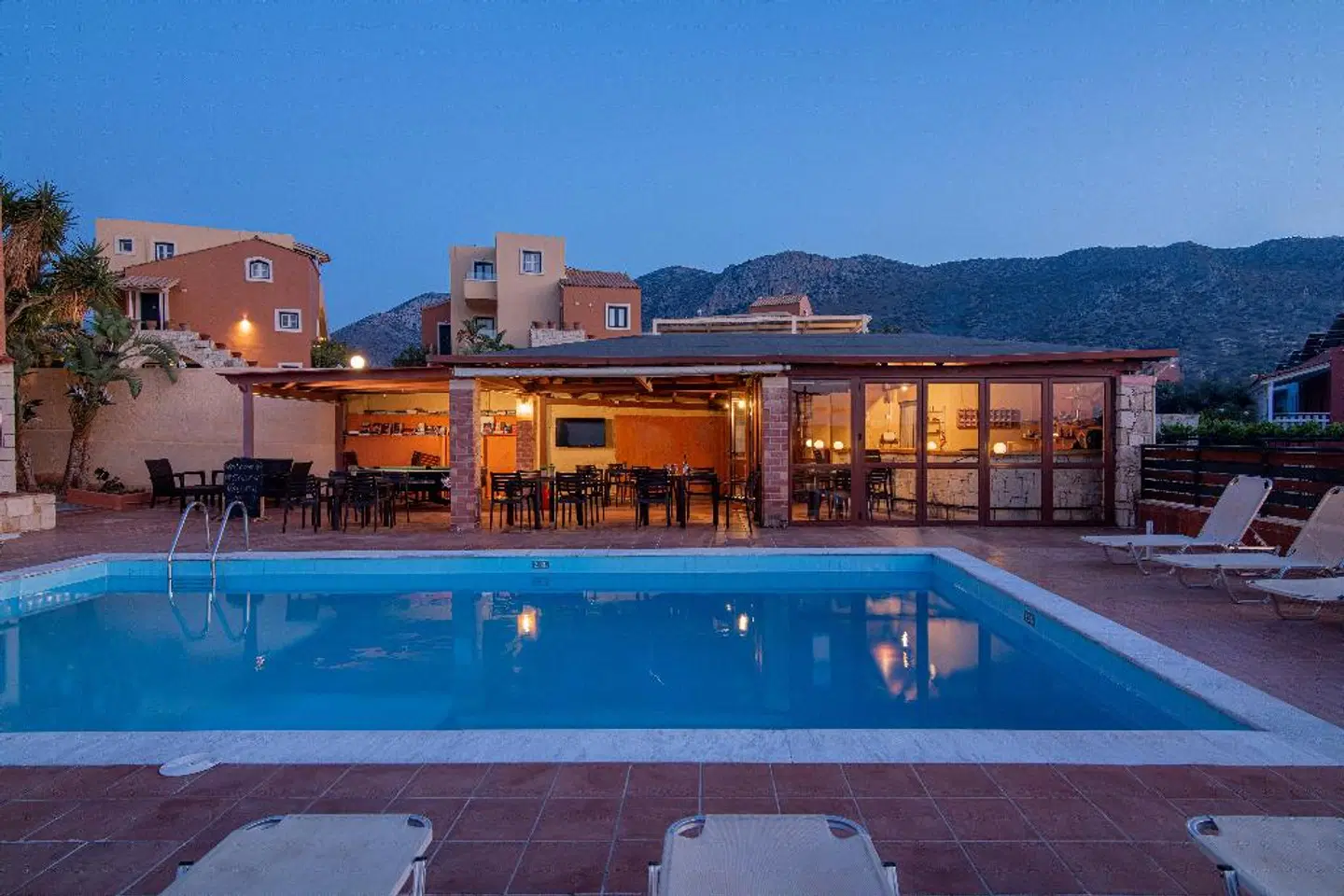 Golden Valantin Apartments OUTDOOR_POOL