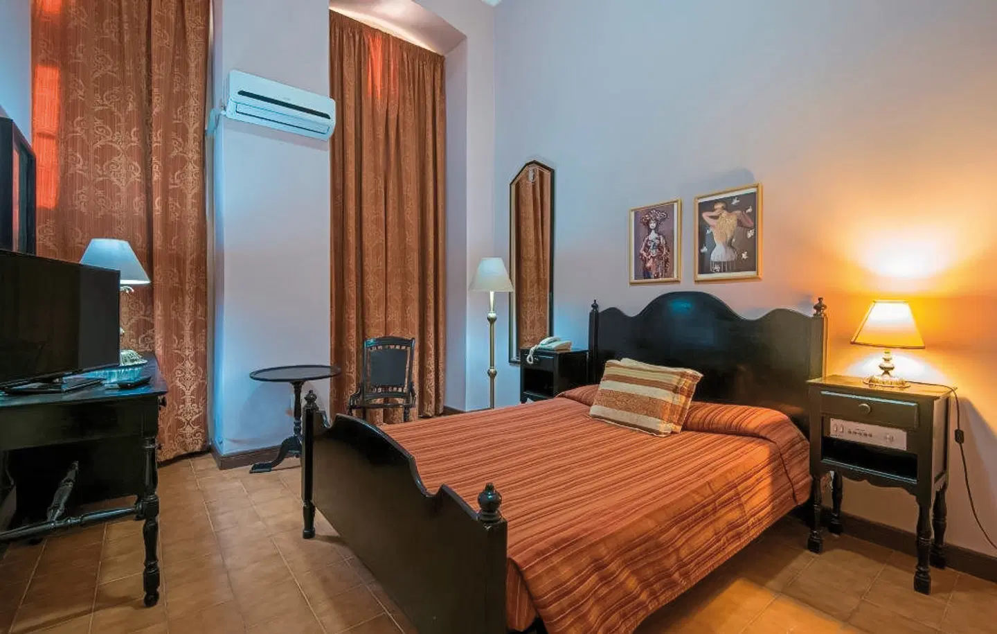 Plaza ROOM_EXAMPLE