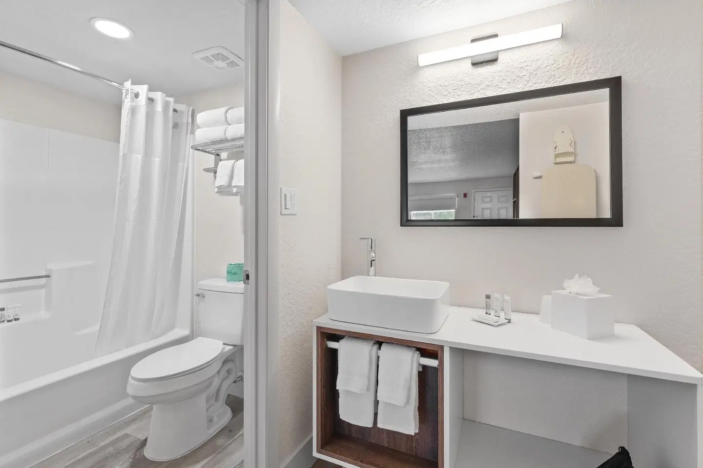 Howard Johnson by Wyndham Orlando Lake Buena Vista South Badezimmer