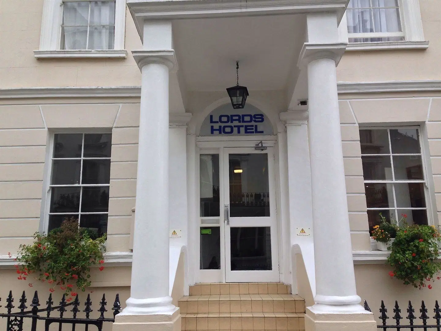Lords Hotel London EXTERIOR
