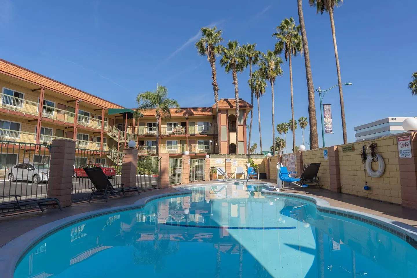 Super 8 by Wyndham Anaheim/Disneyland Drive OUTDOOR_POOL