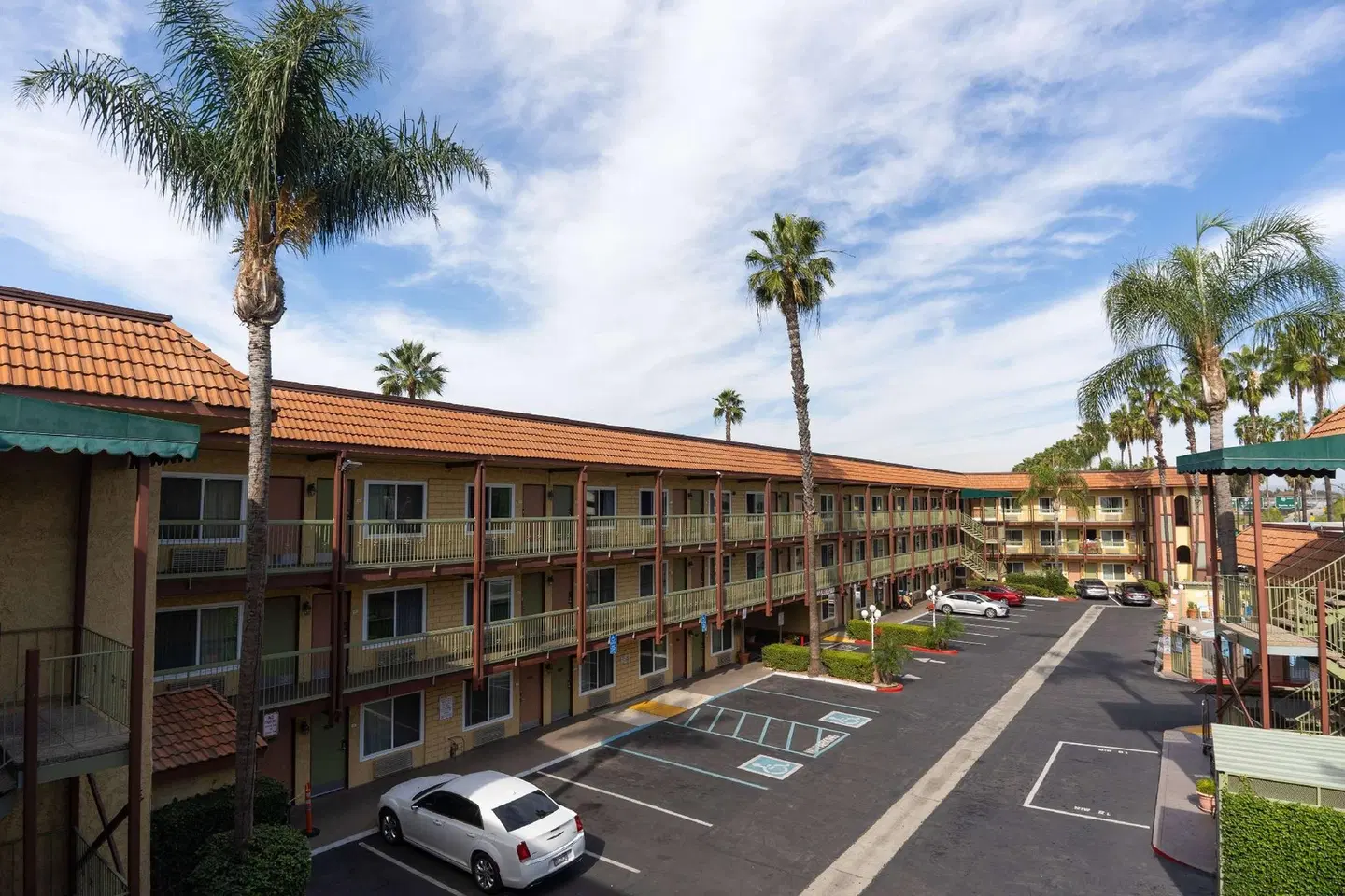Super 8 by Wyndham Anaheim/Disneyland Drive EXTERIOR
