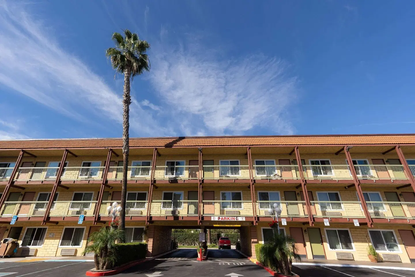 Super 8 by Wyndham Anaheim/Disneyland Drive EXTERIOR