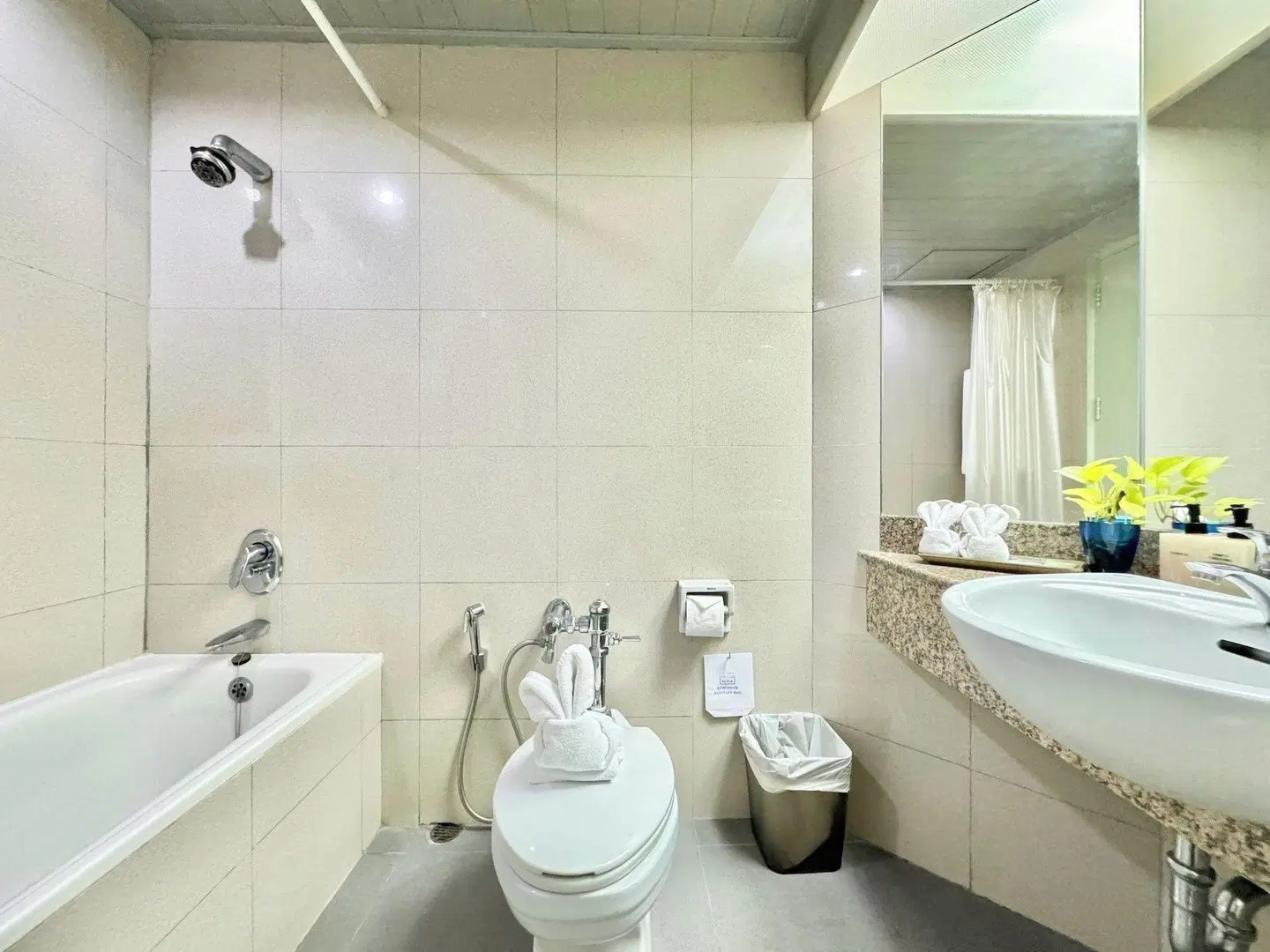 Phuket Merlin Hotel Badezimmer