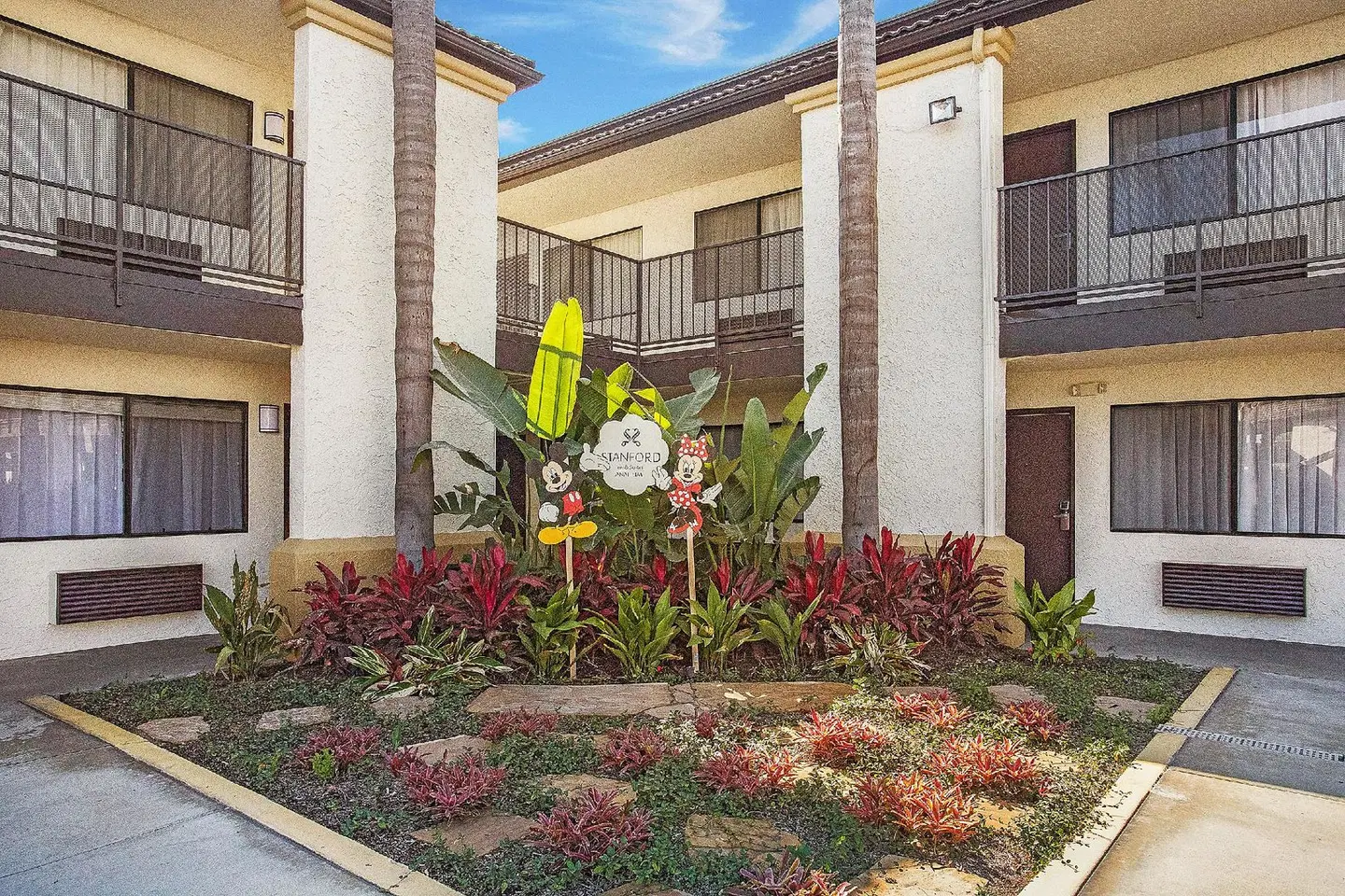 Stanford Inn & Suites Anaheim EXTERIOR