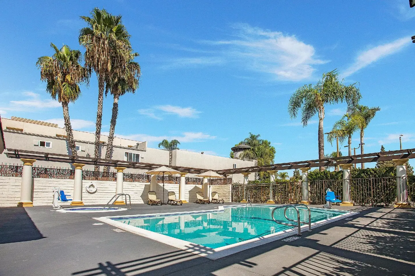Stanford Inn & Suites Anaheim OUTDOOR_POOL