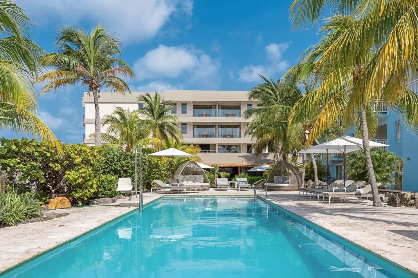 Dolphin Suites OUTDOOR_POOL