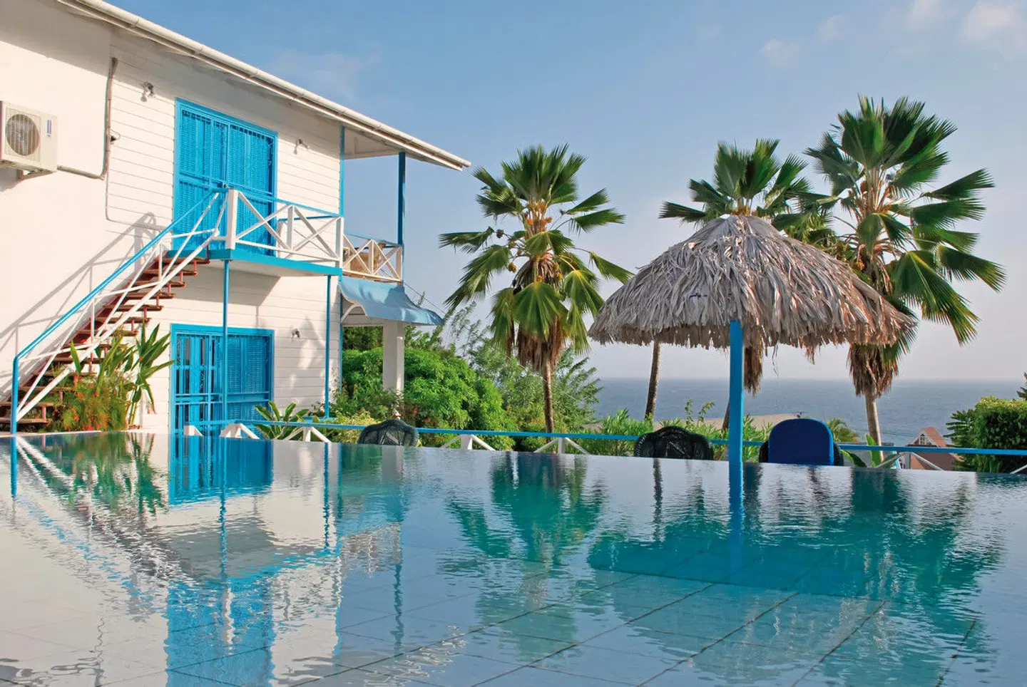 Half Moon Blue OUTDOOR_POOL