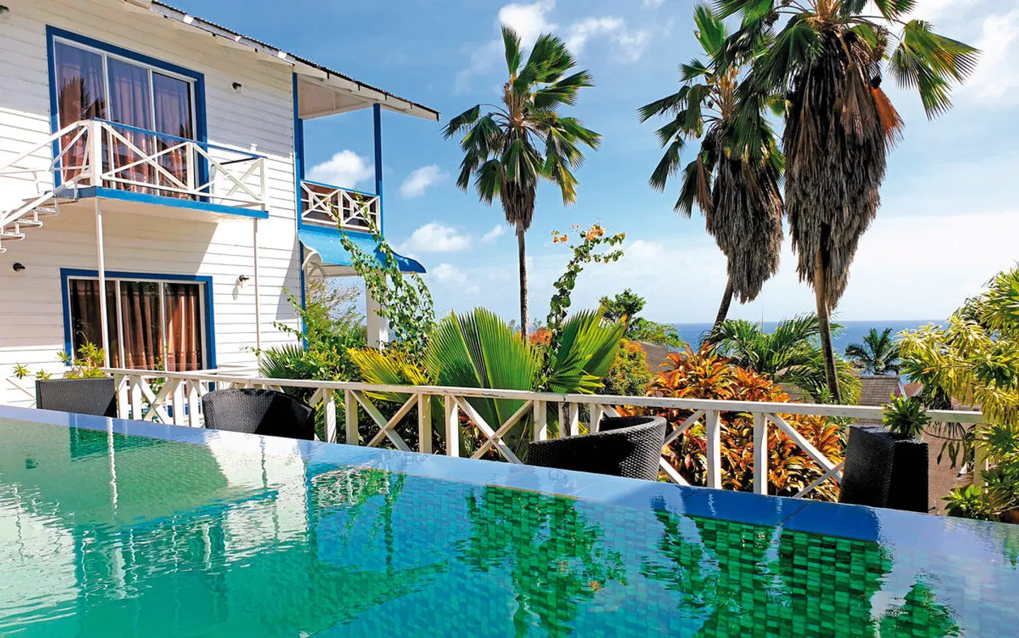 Half Moon Blue OUTDOOR_POOL