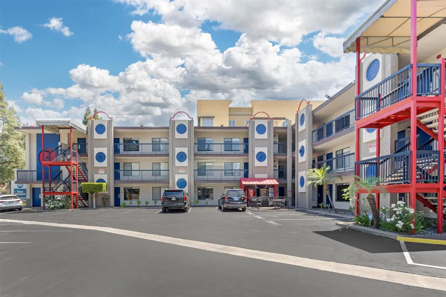 Best Western Courtesy Inn EXTERIOR