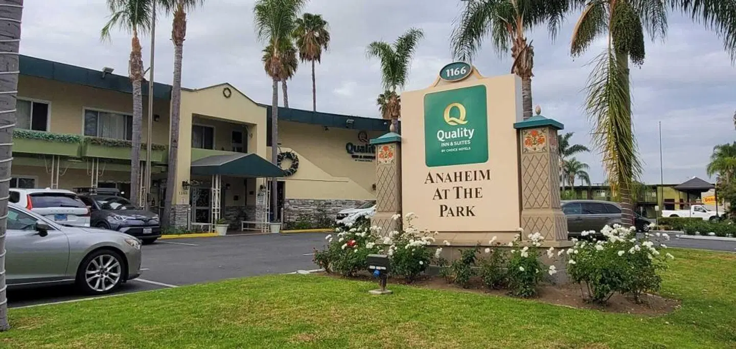 Quality Inn & Suites Anaheim at the Park EXTERIOR