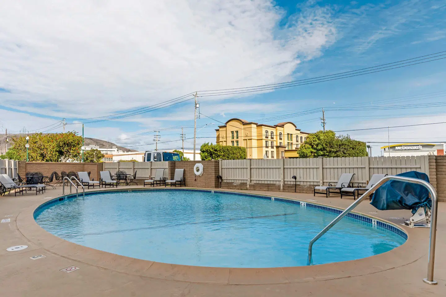 Best Western Plus Grosvenor Airport Hotel OUTDOOR_POOL