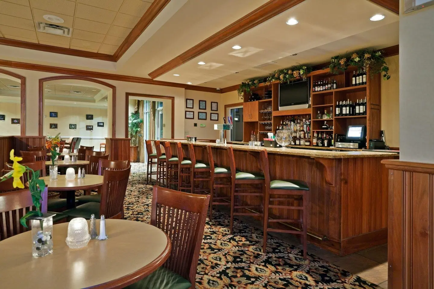 Holiday Inn Valdosta Conference Center by IHG Bar