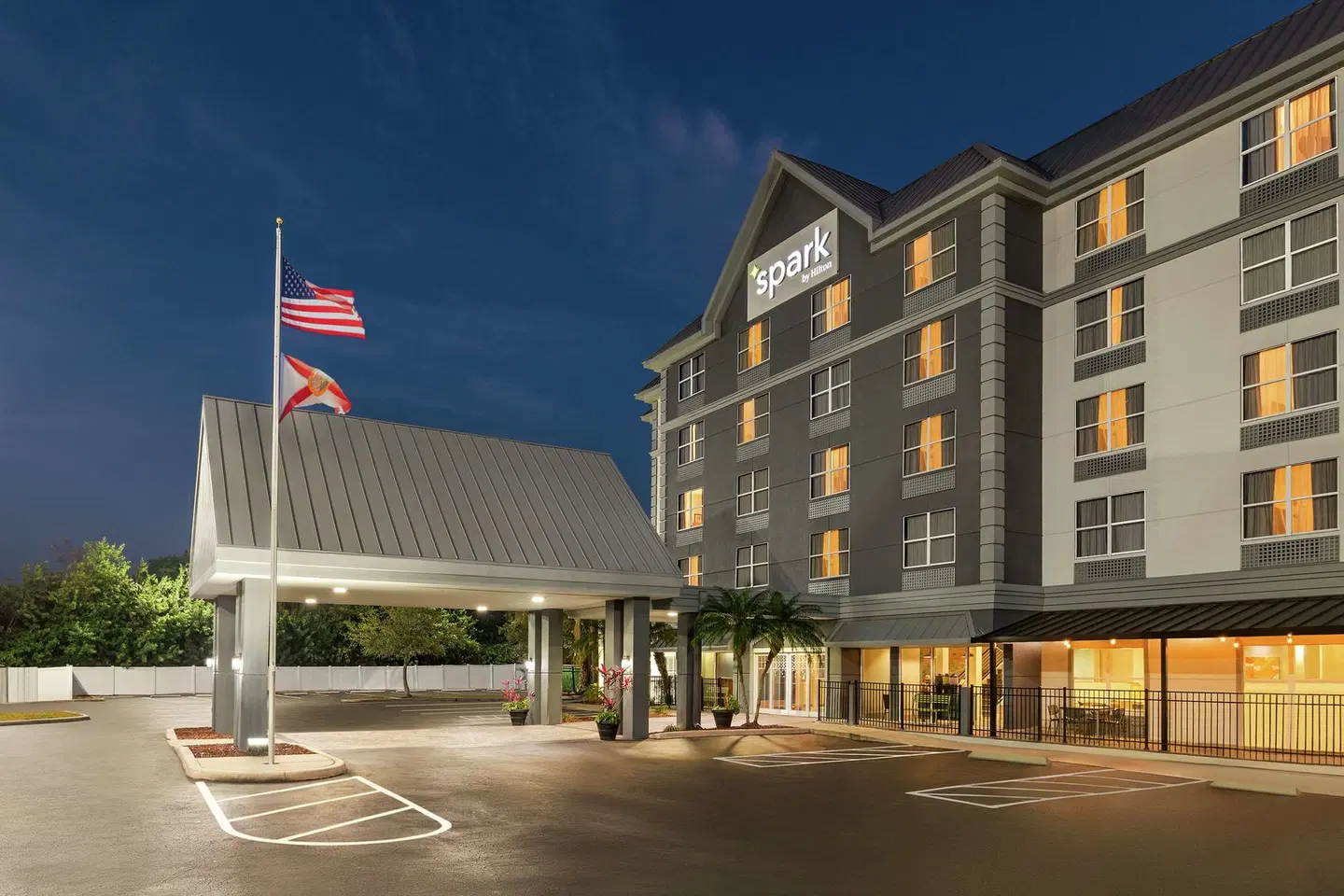 Spark by Hilton at Universal Blvd EXTERIOR