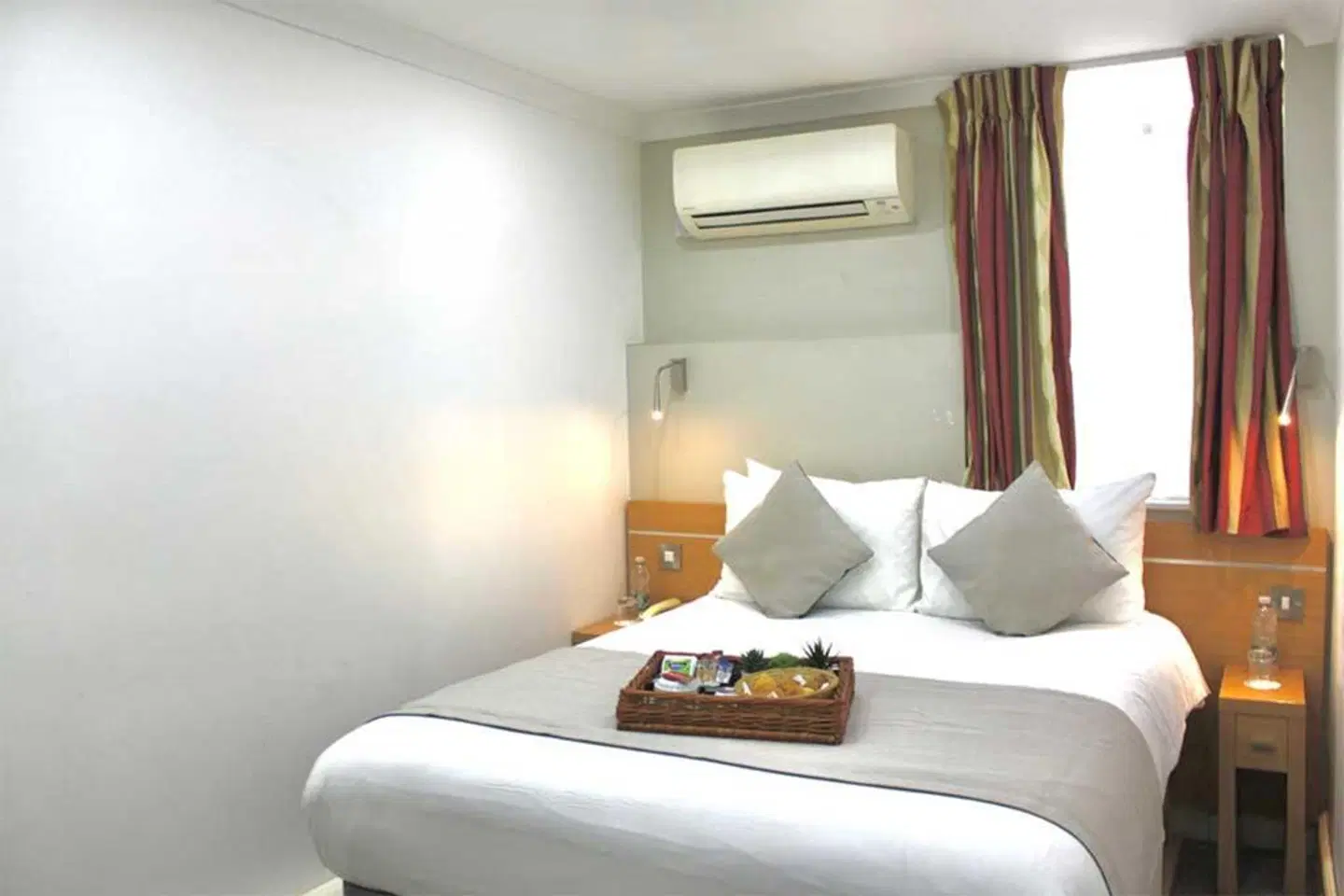 The Queen's Park Hotel ROOM_EXAMPLE
