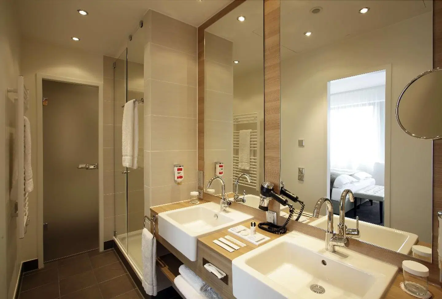 H4 Hotel Berlin Alexanderplatz Badezimmer