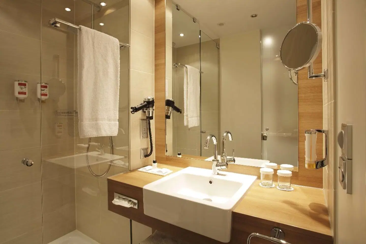 H4 Hotel Berlin Alexanderplatz Badezimmer