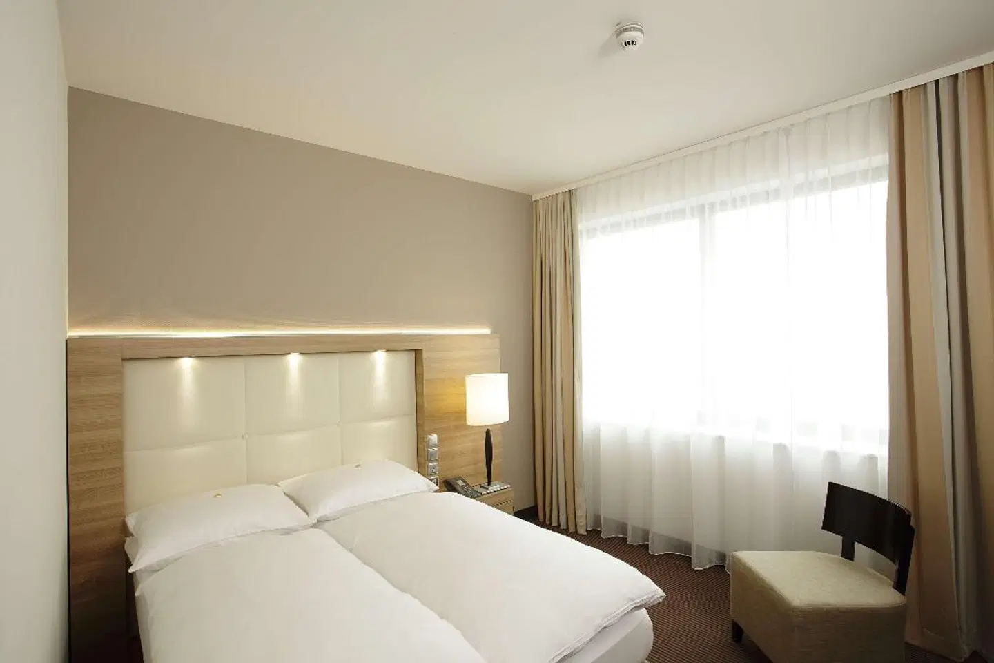 H4 Hotel Berlin Alexanderplatz ROOM_EXAMPLE