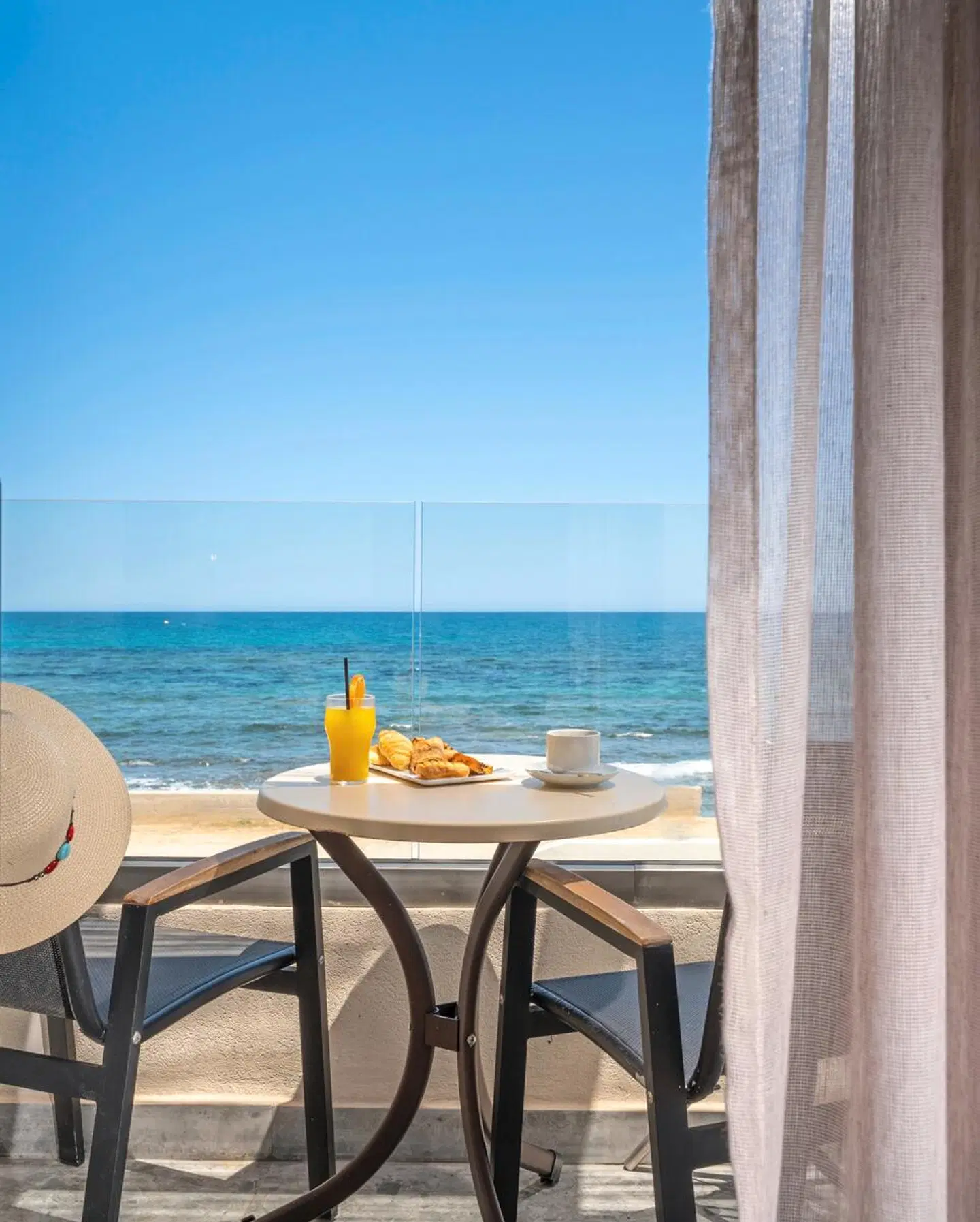 OYA Beach Resort Terrasse