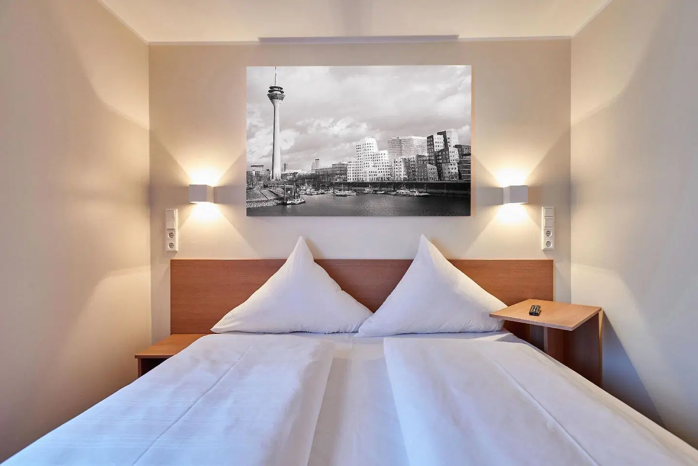McDreams Hotel Düsseldorf-City ROOM_EXAMPLE