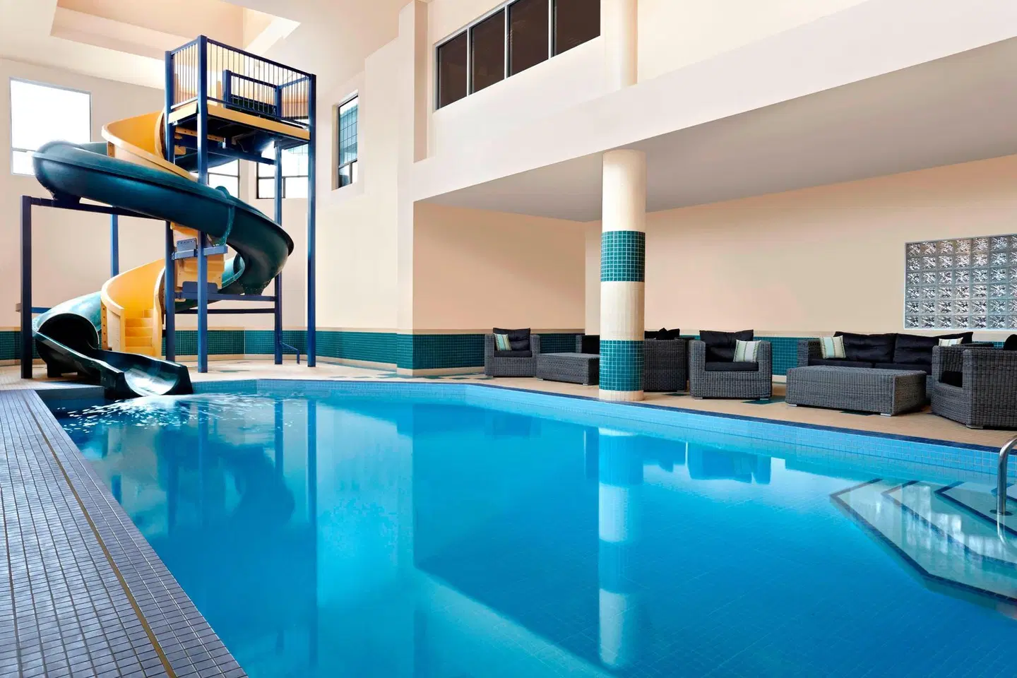 Four Points by Sheraton Hotel & Suites Calgary West Hallenbad