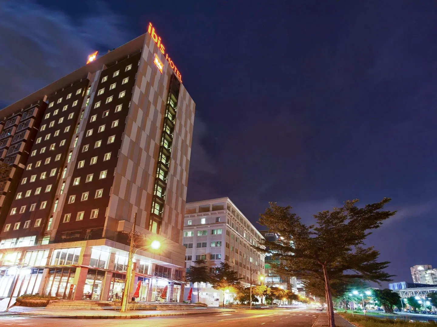 ibis Saigon South EXTERIOR