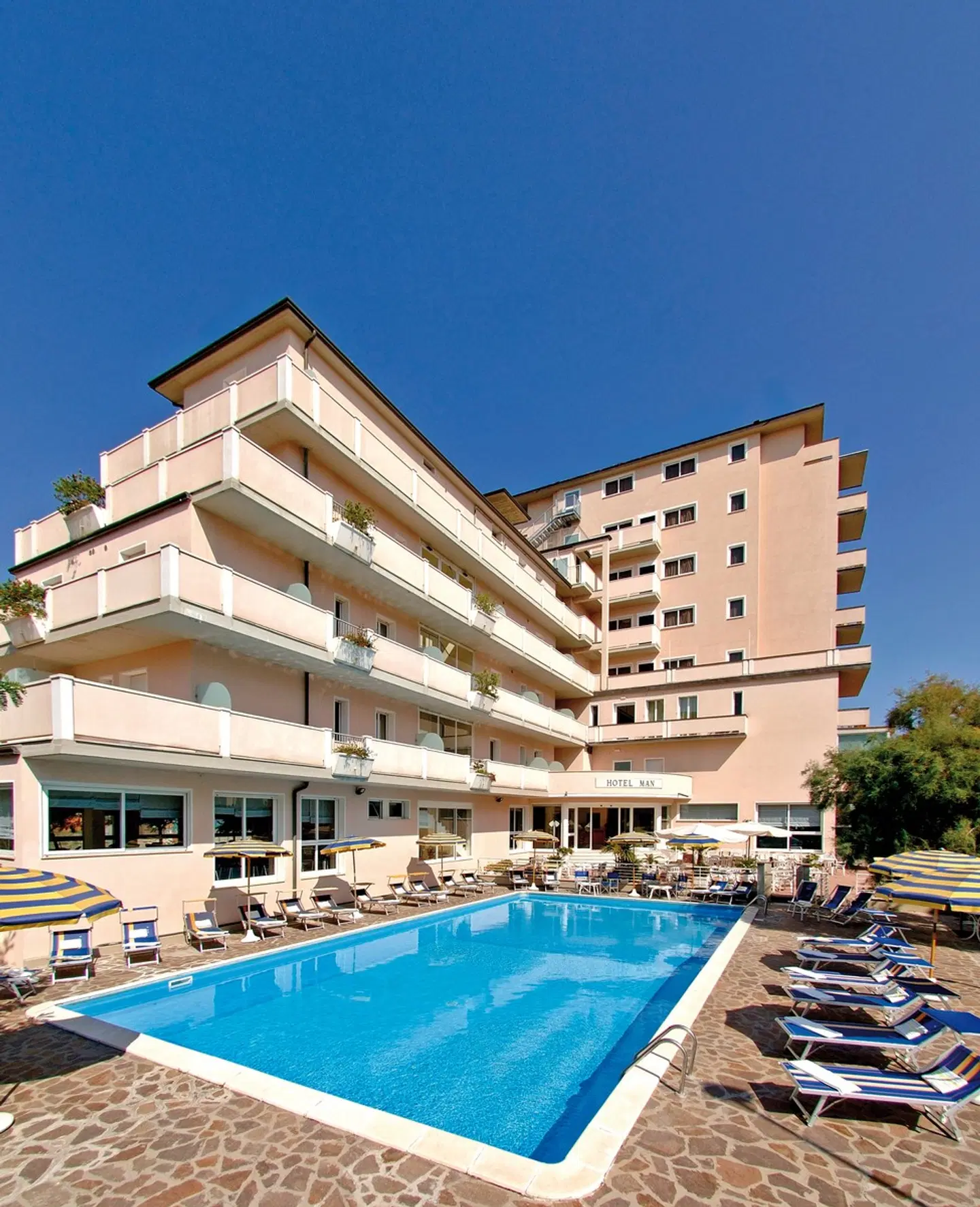 Man OUTDOOR_POOL
