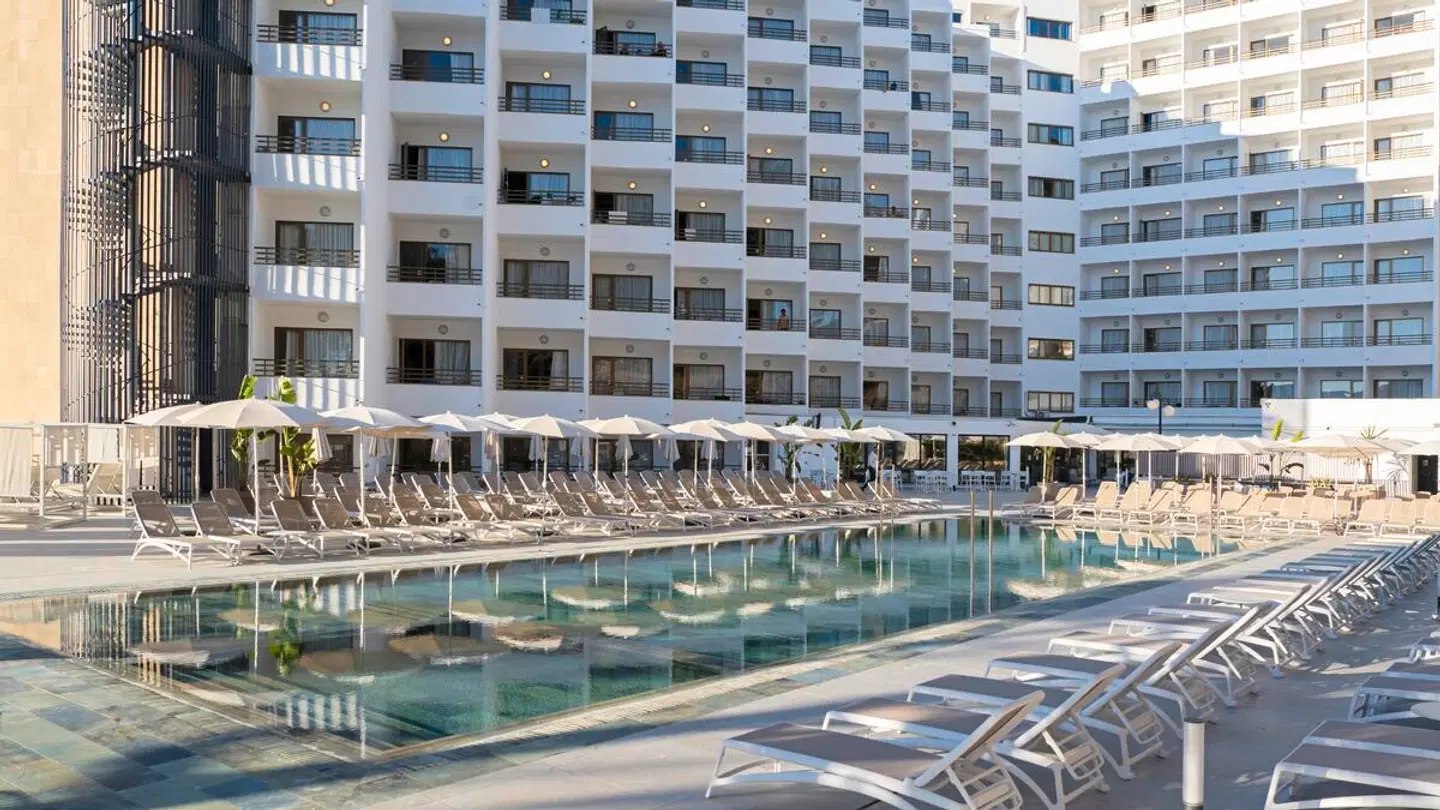 Vibra Beverly Playa OUTDOOR_POOL