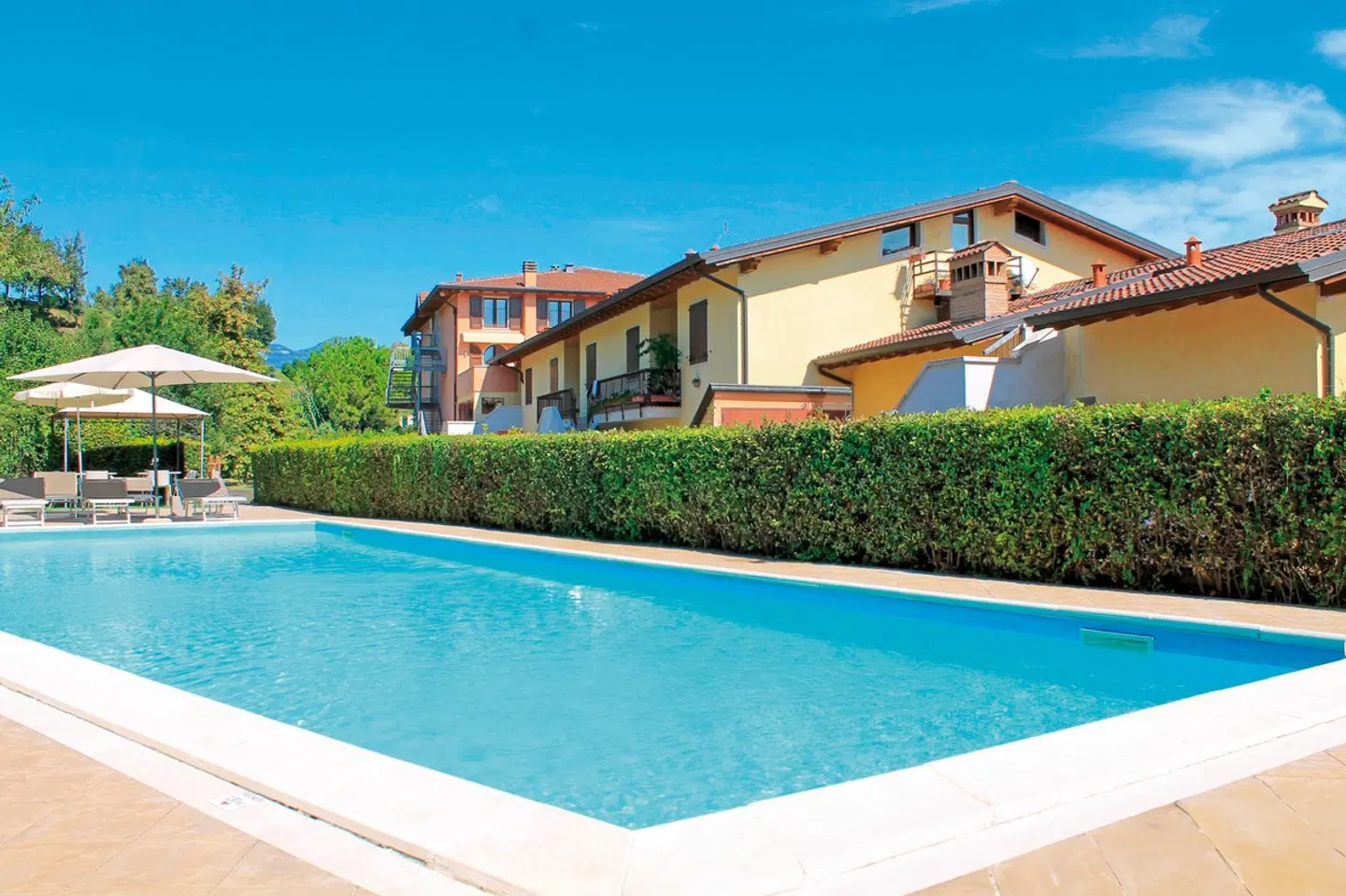 Donna Silvia OUTDOOR_POOL